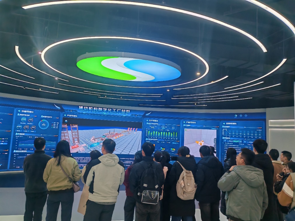 一群人站在台上演讲AI 生成的内容可能不正确。